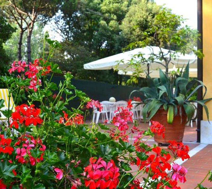 Hotel Villa Fiorisella Marina di Massa Exteriör bild